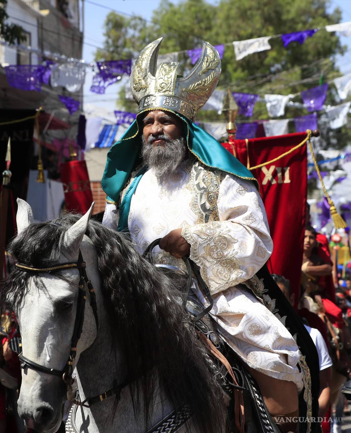 $!Otros más personifican a sacerdotes durante el juicio a Jesús.