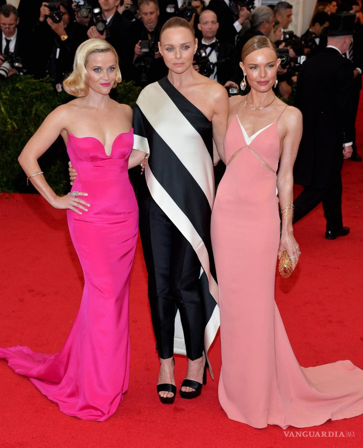 $!La diseñadora Stellla McCartney, en el centro, junto a las actrices estadounidenses Reese Witherspoon (i) y Kate Bosworth. EFE/EPA/Justin Line