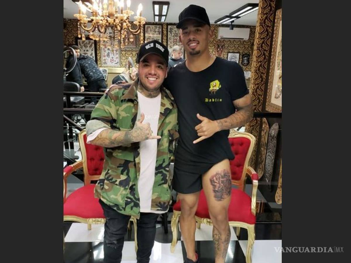 $!Jugador brasileño presume sus tatuajes...de Chespirito