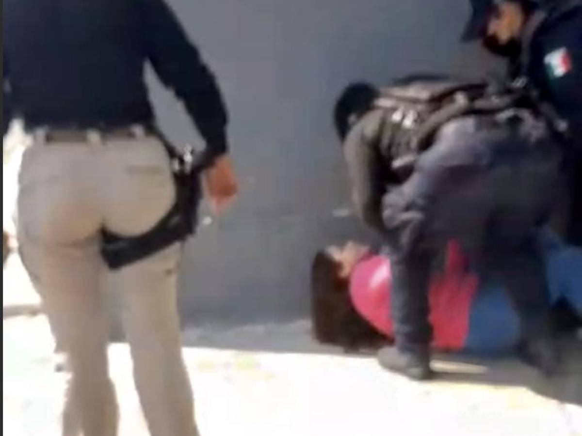 $!Con lujo de fuerza fue sometida la delegada sindical de Daltile, a pesar de que la empresa dio su permiso para el pintado de las bardas.