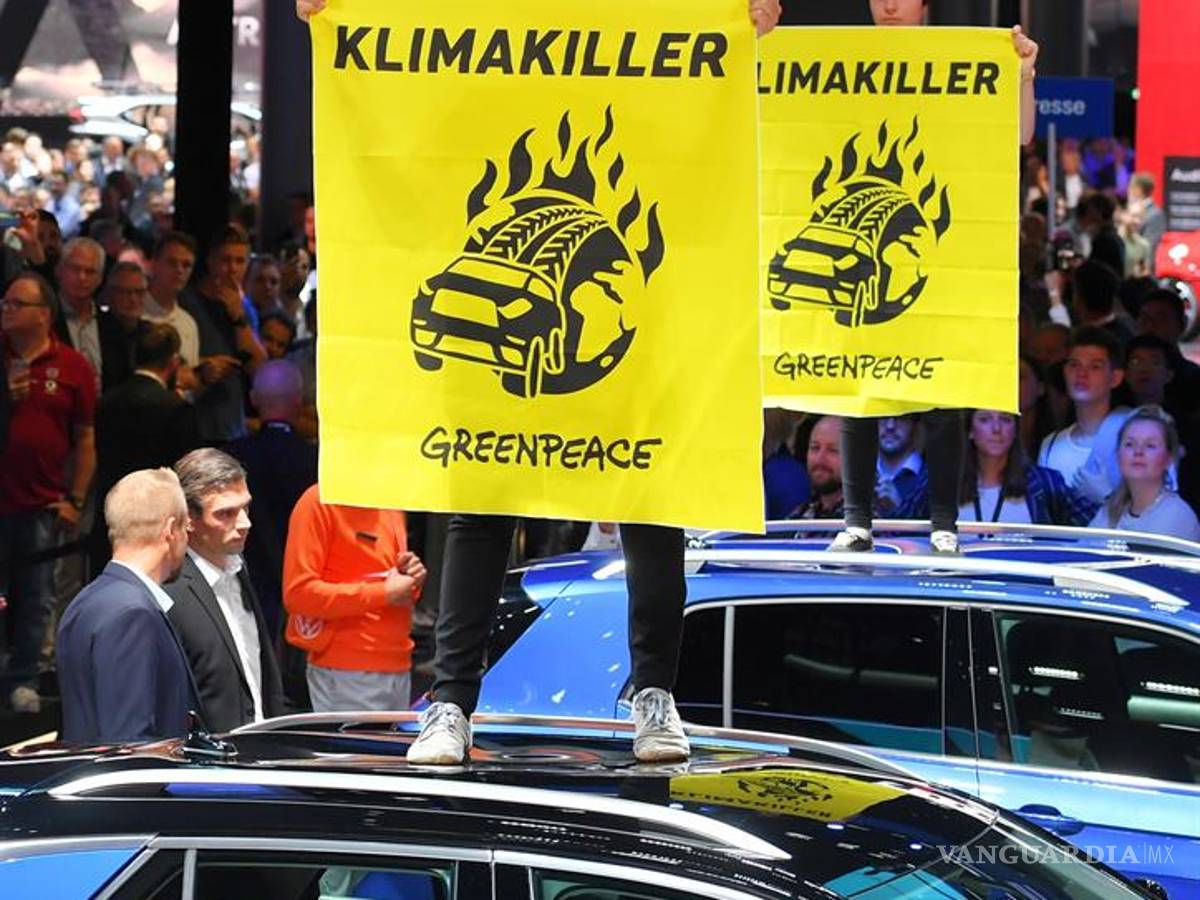 $!Activistas de Greenpeace irrumpen y se suben en los autos del Salón Internacional del Automóvil de Frankfurt, ve estas imágenes