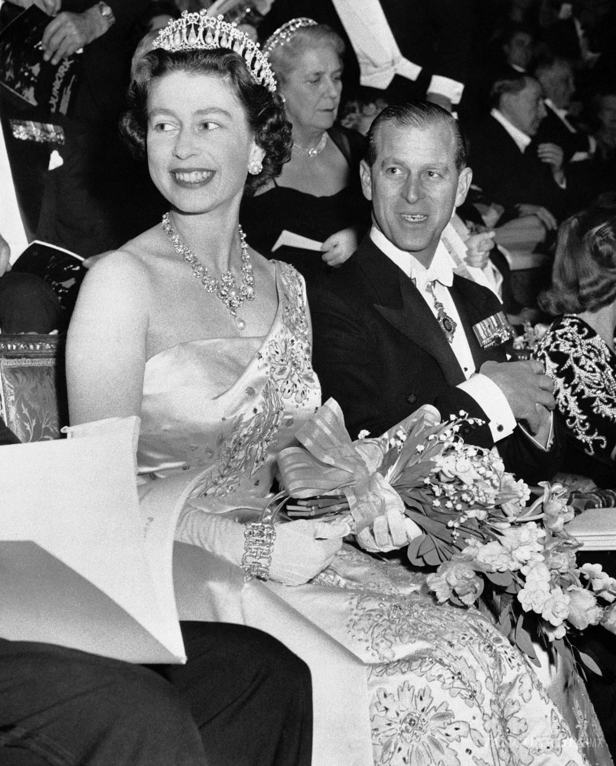 $!La reina Isabel II con su esposo el prí­ncipe Felipe, duque de Edimburgo en el estreno mundial de la pelí­cula Dunkirk el 20 de marzo de 1958.