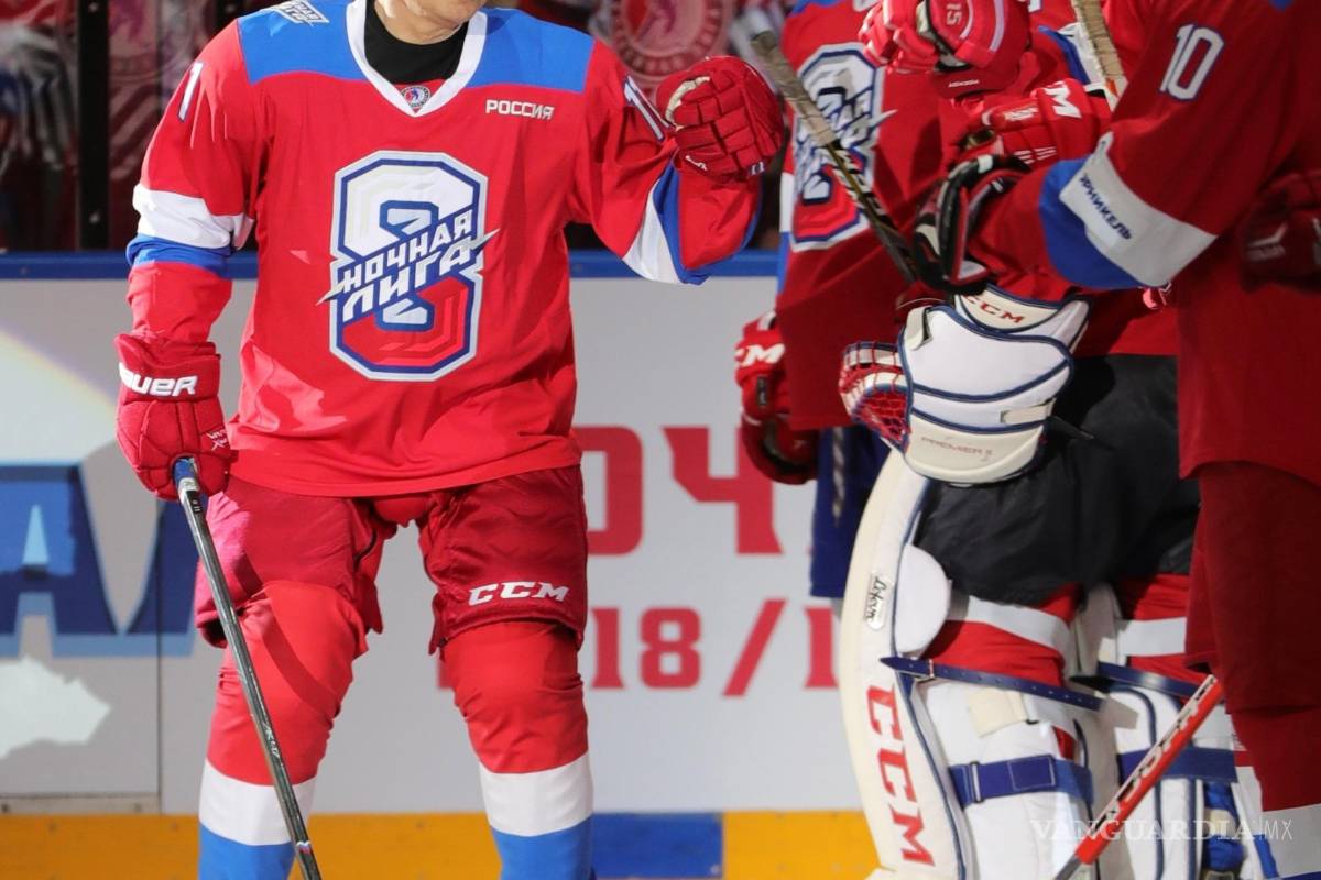 $!Putin hace el 'oso' y se da tremendo golpe al tropezarse durante un partido de hockey