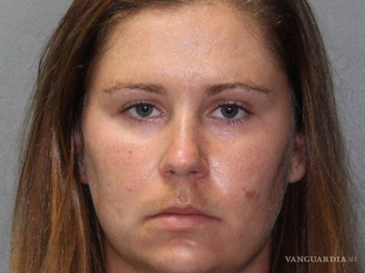 $!Profesora casada detenida por tener una “relación inapropiada” con una estudiante