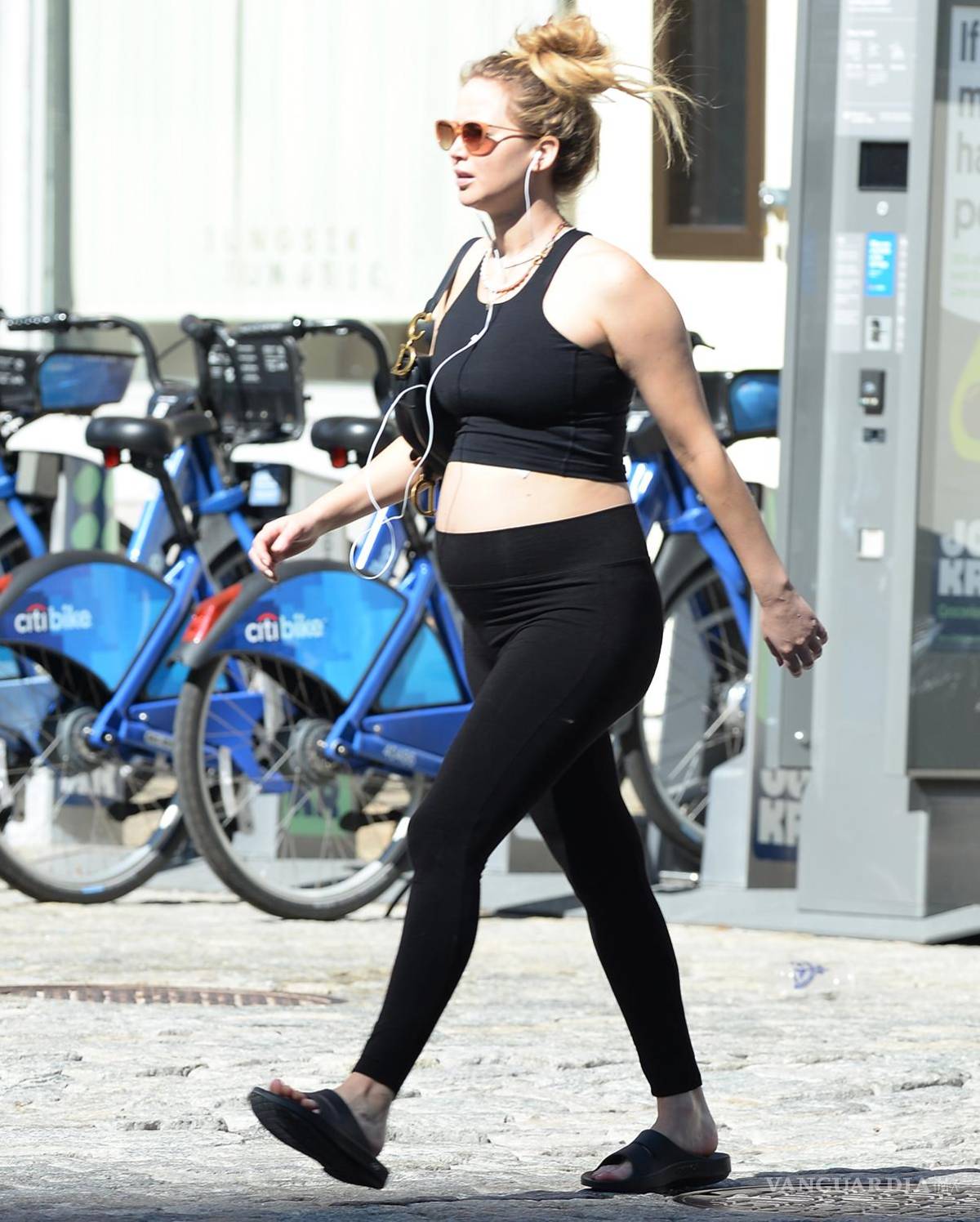 $!a actriz de 31 años fue captada por los paparazzi en un tranquilo paseo por las calles de Nueva York, mostrando su creciente pancita en look muy deportivo completamente negro mientras escuchaba música a través de sus auriculares.