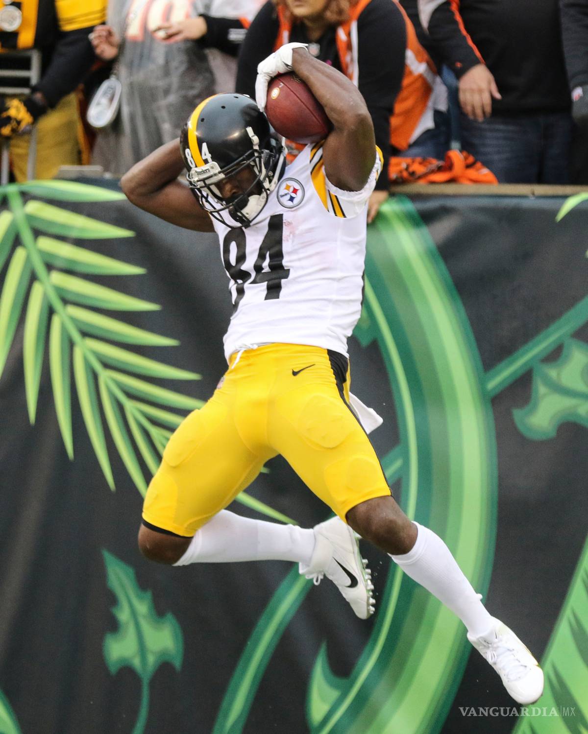 $!Antonio Brown corre hacia el camino de la victoria