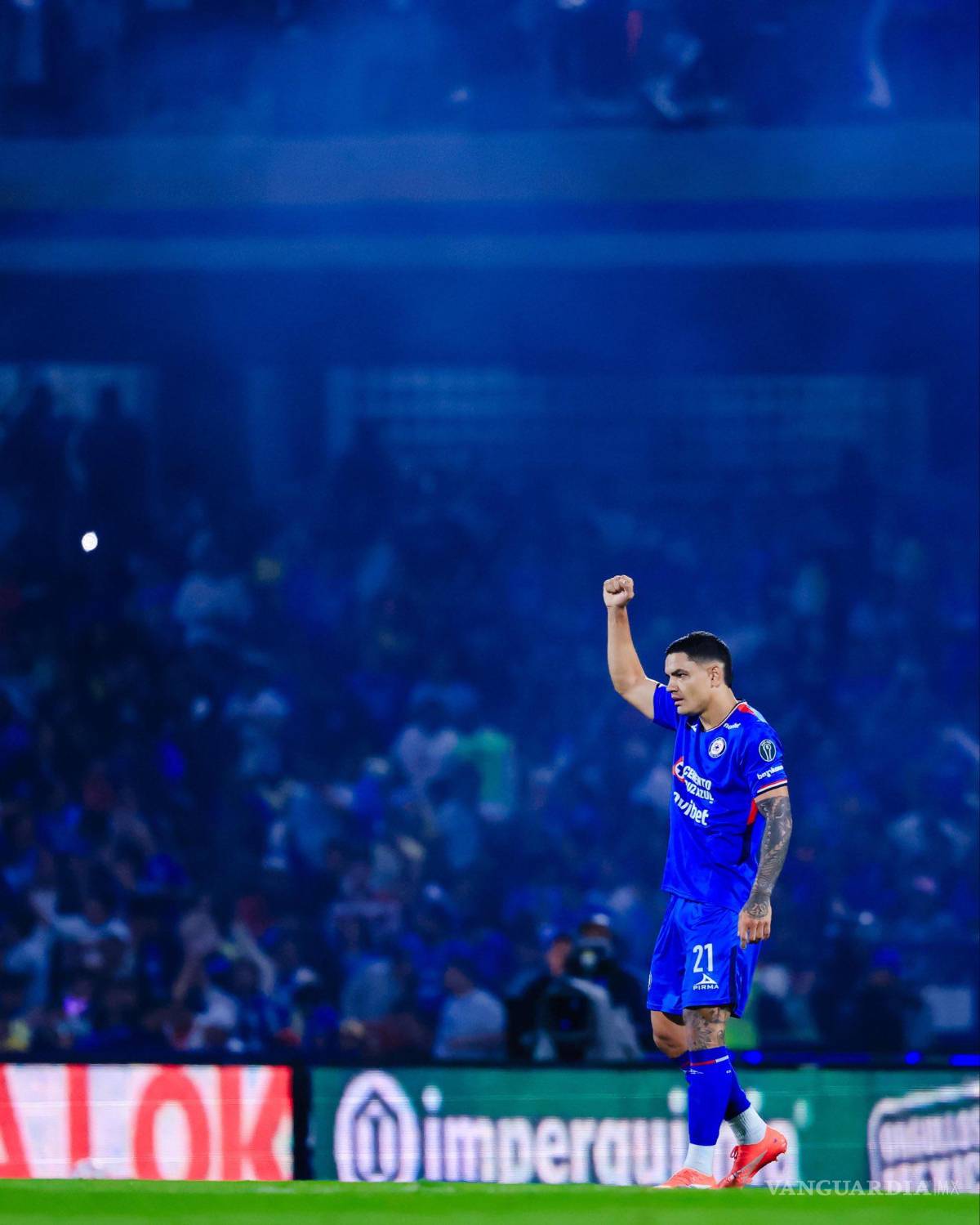 $!Gabriel Fernández celebró con furia su gol del empate ante el América, encendiendo al Olímpico Universitario.