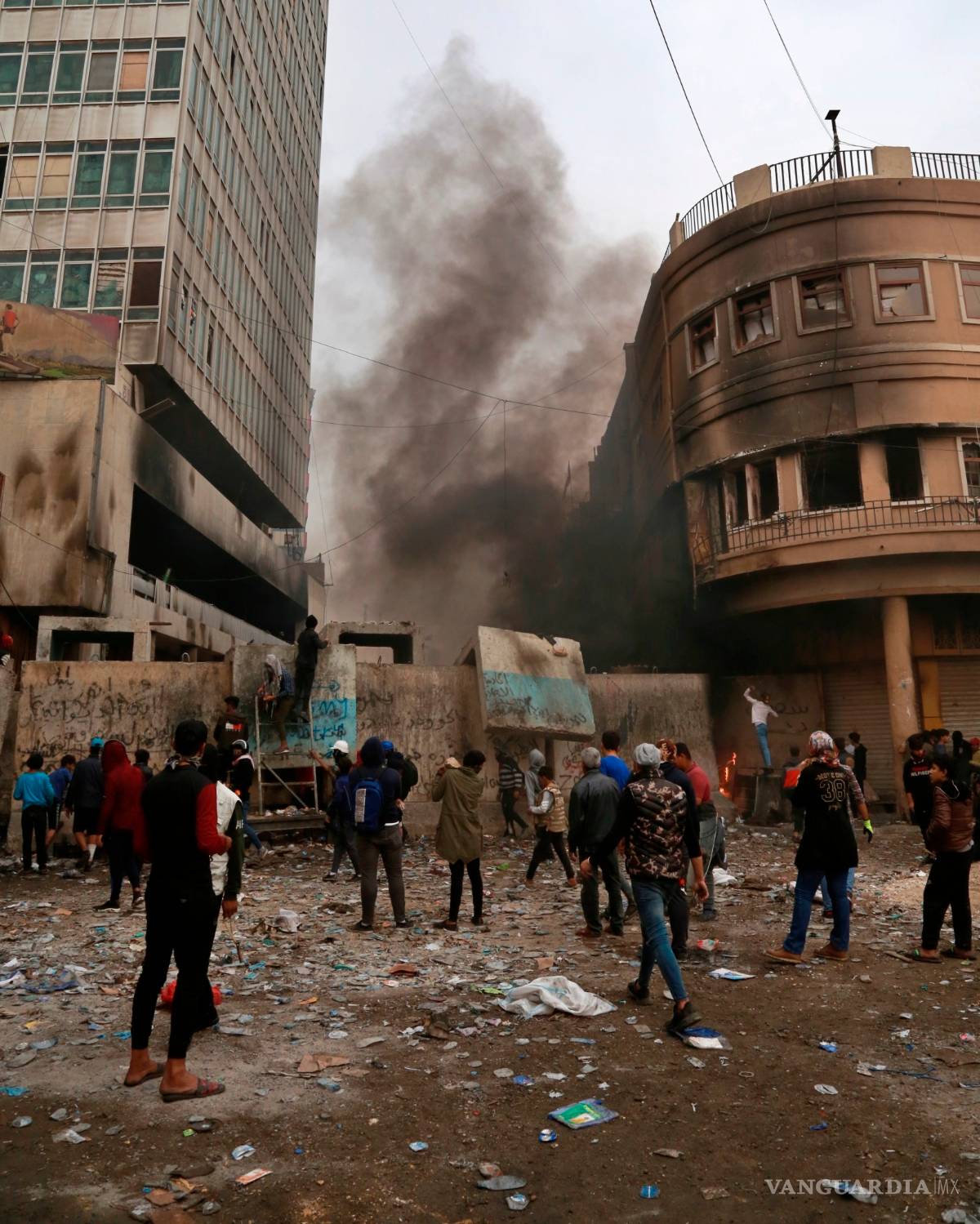 $!Fuerzas de Irak asesinan a 27 personas al tratar de detener protestas; manifestantes queman el consulado de Irán