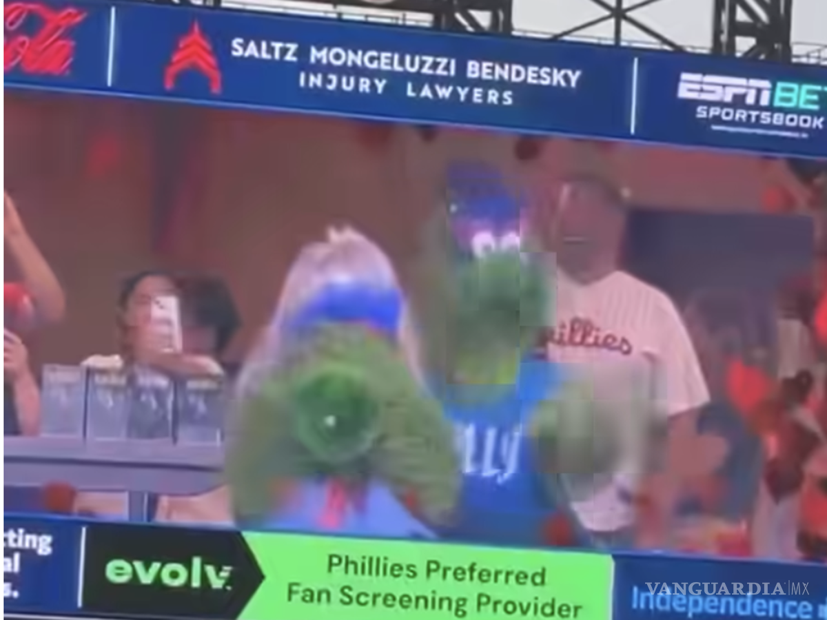 $!Mascotas del equipo de béisbol recreando el momento viral.
