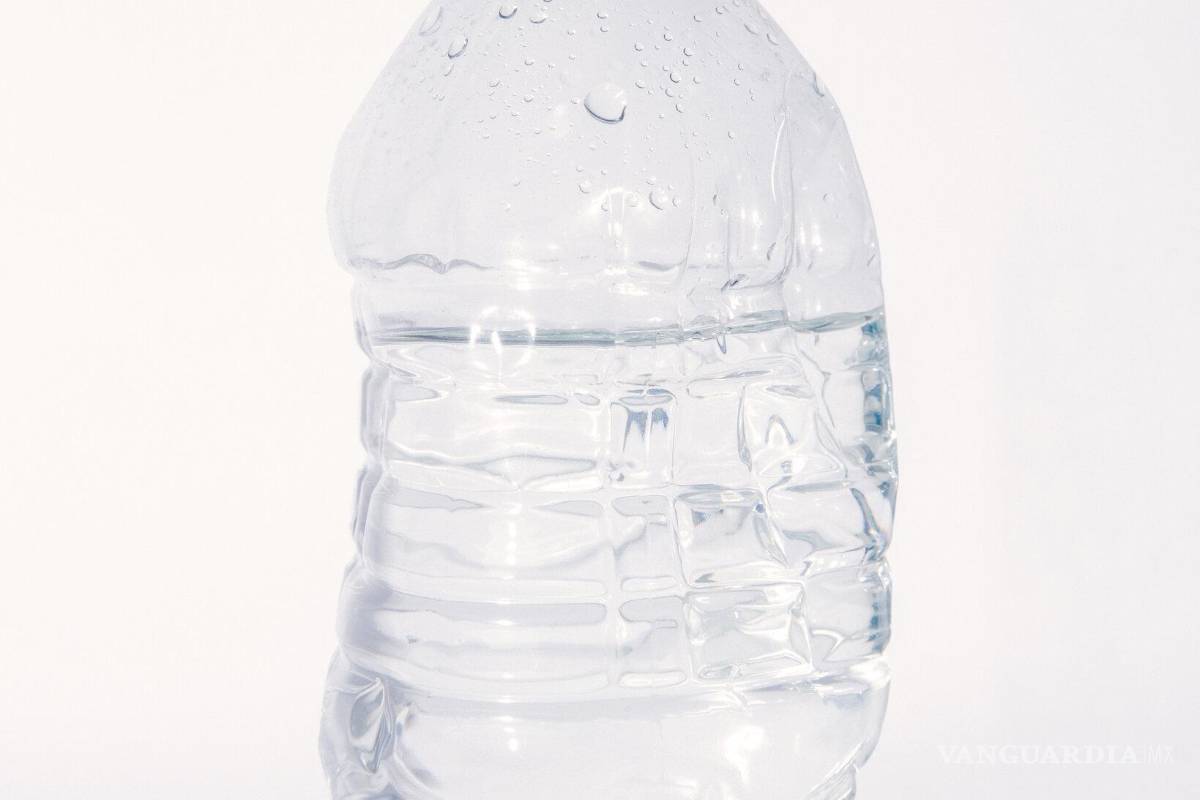 Dejé una botella de agua de plástico en un coche caliente. ¿Es seguro beber de ella?