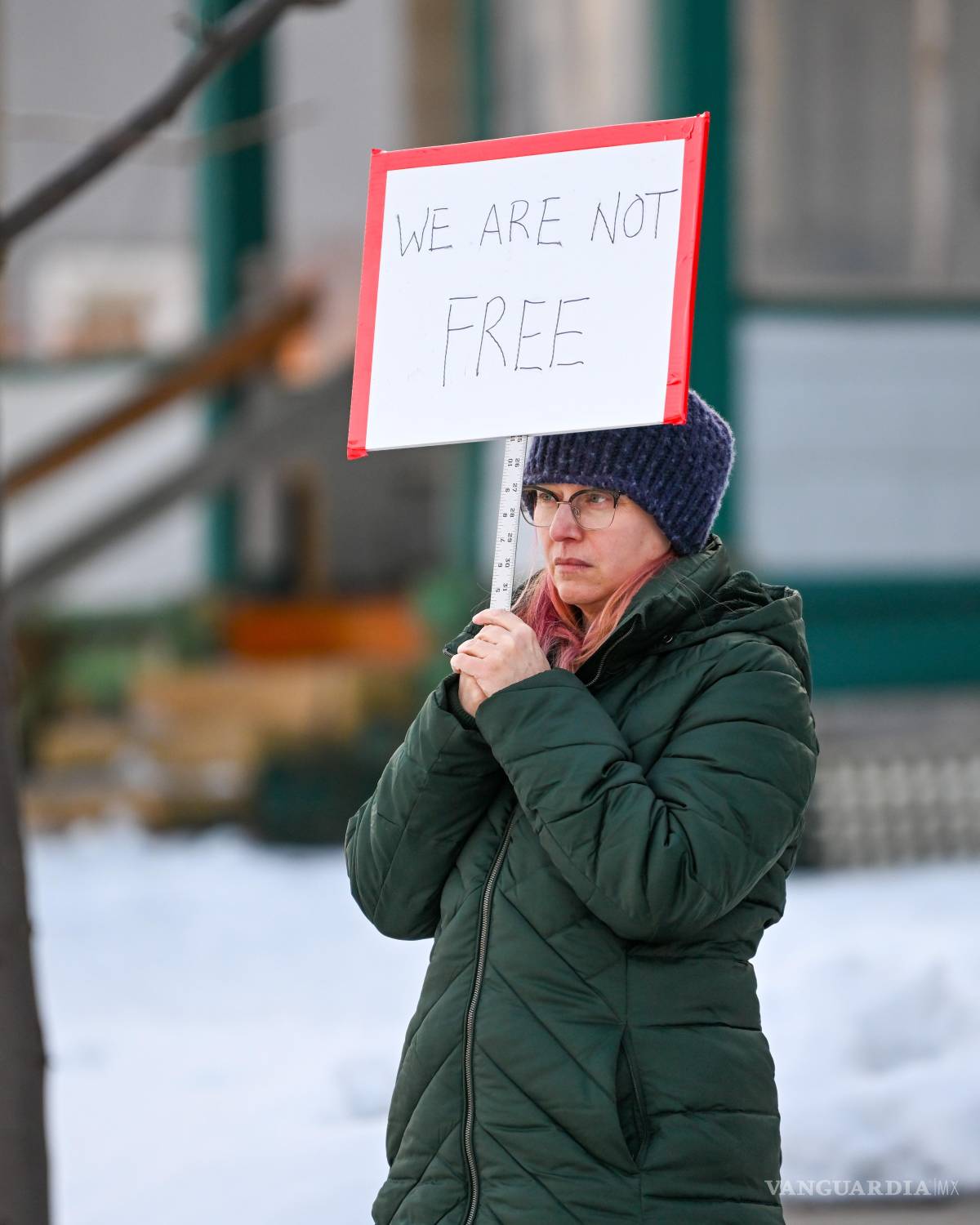 $!Miles de personas se reunieron este miércoles en la avenida donde la ciudadana estadounidense, Renee Nicole Good, falleció en Mineápolis.