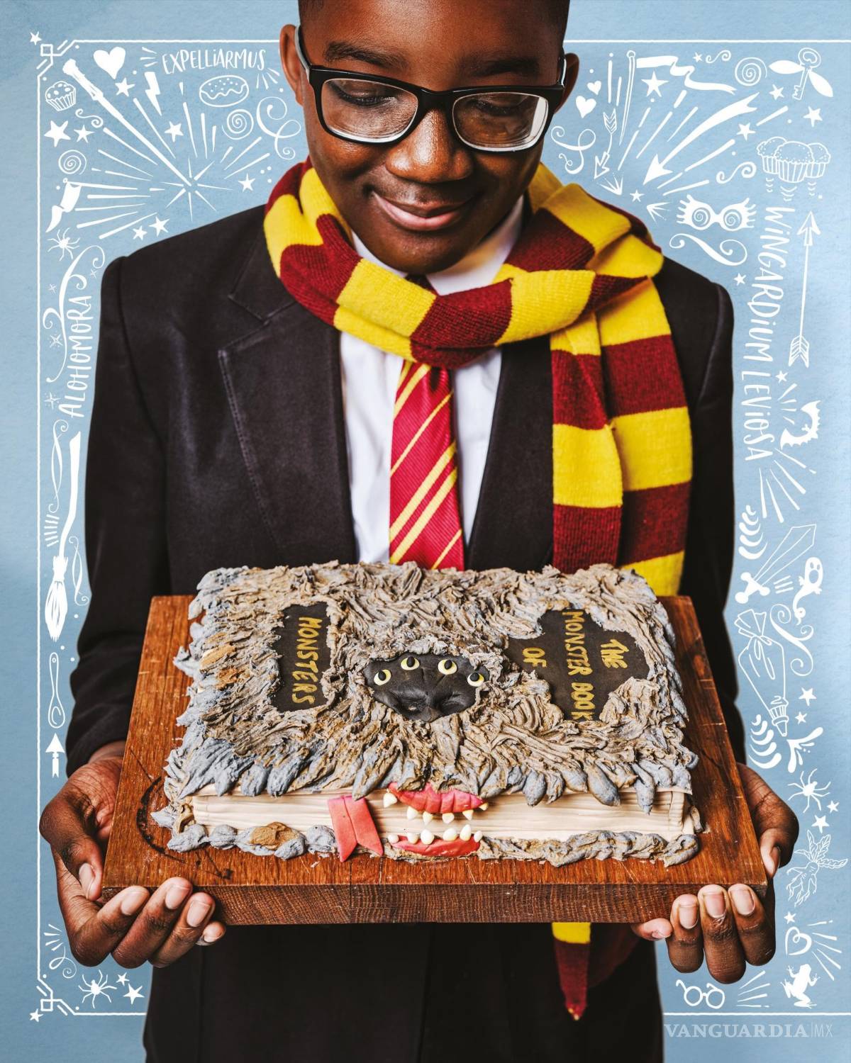 $!Un joven seguidor de la saga con uno de los pasteles del libro de recetas. EFE/Editorial Salamandra