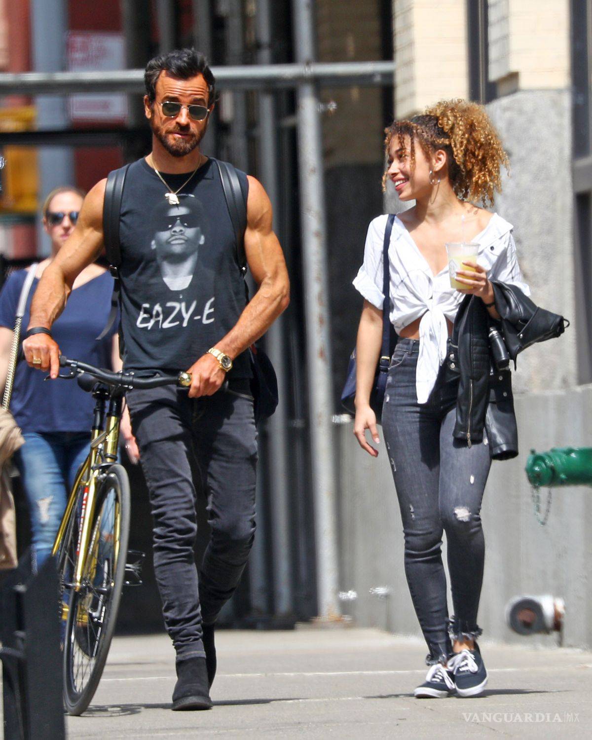 $!Justin Theroux es fanático de esta cantante latina y lo demuestra con esta playera