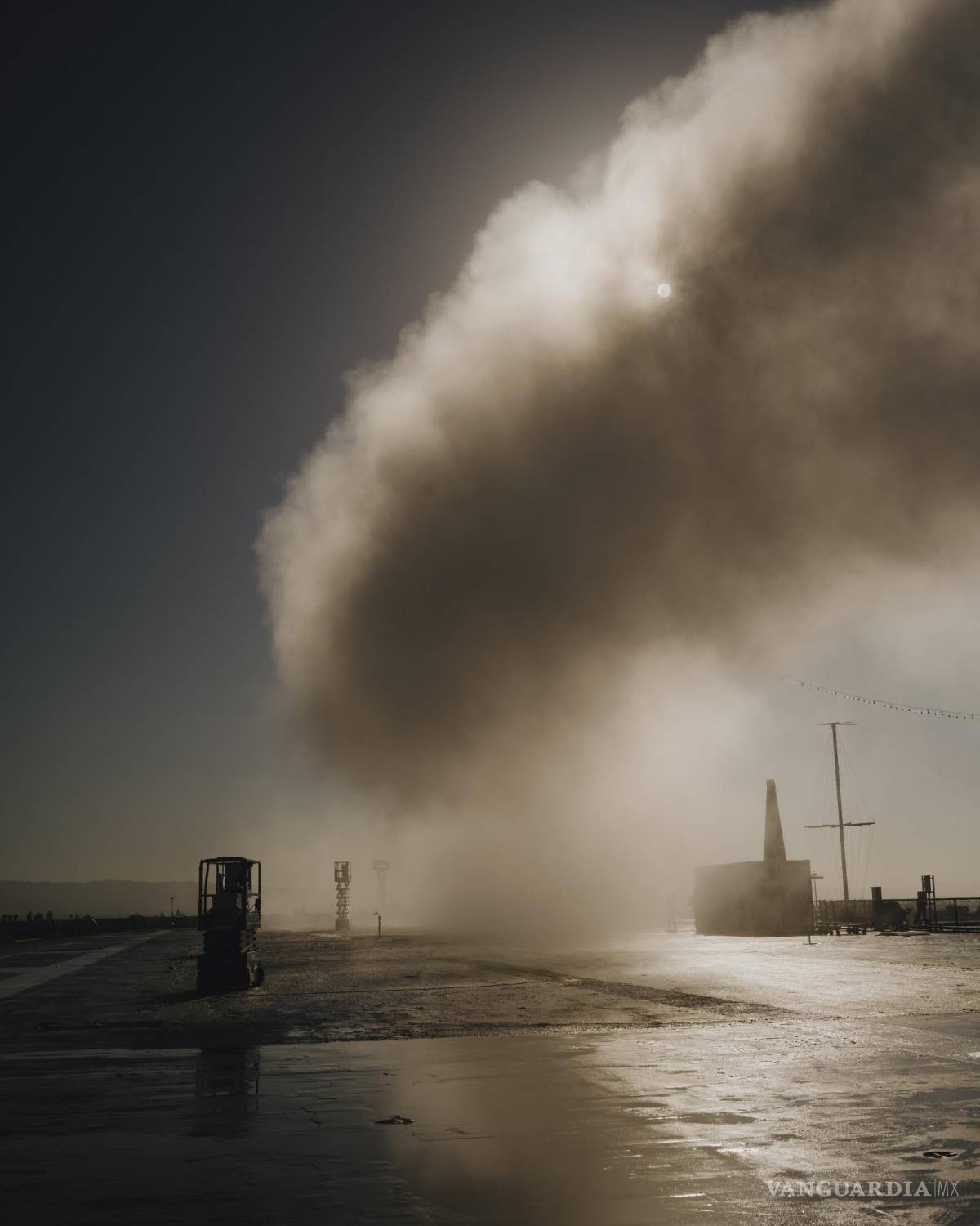 $!Una solución de agua salada se roció sobre la cubierta del Hornet durante una prueba de un sistema de iluminación de nubes, en Alameda, California.