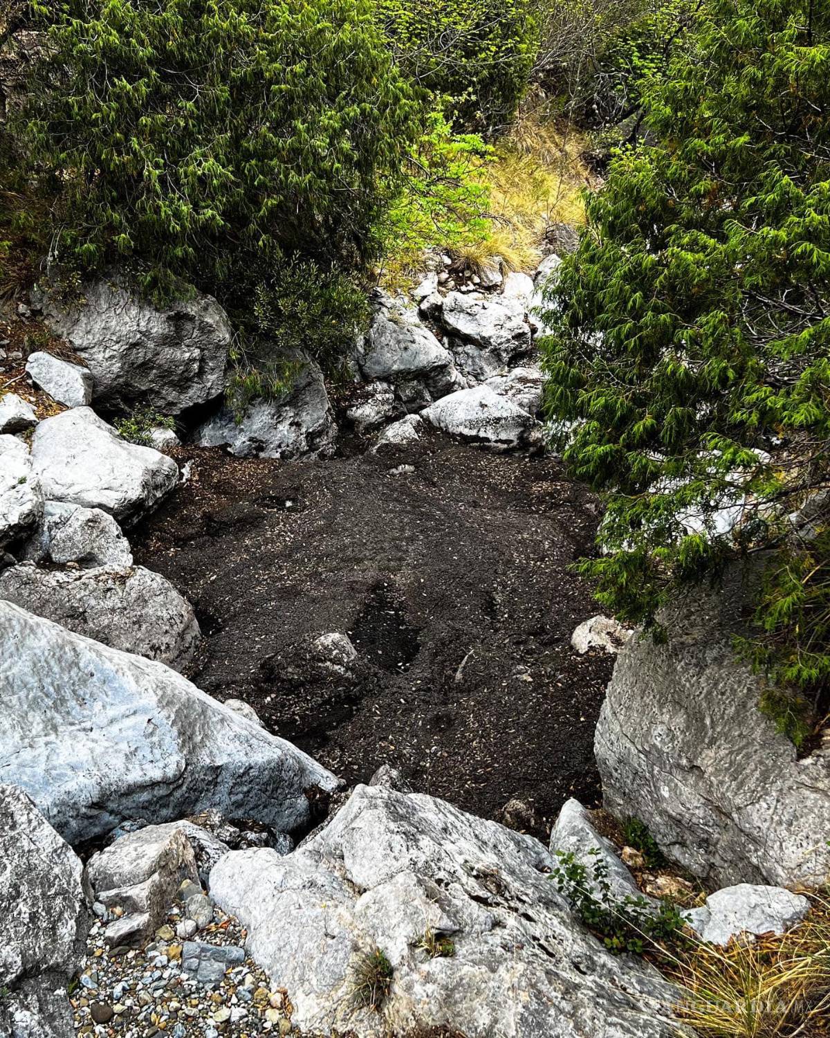 $!Los restos del incendio han descendido a un río que se encuentra en la zona del cañón.