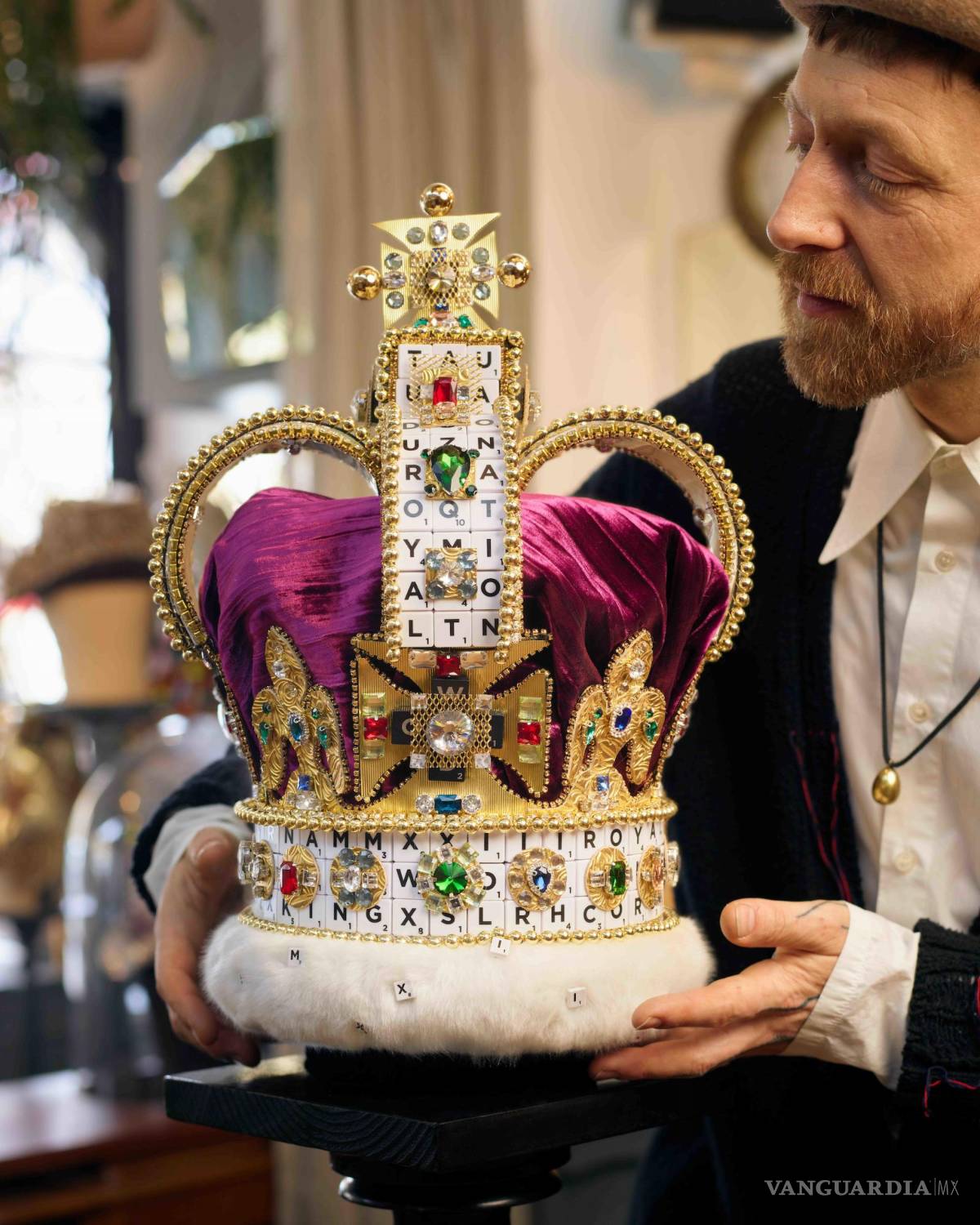 $!Corona británica hecha con fichas de Scrabble.