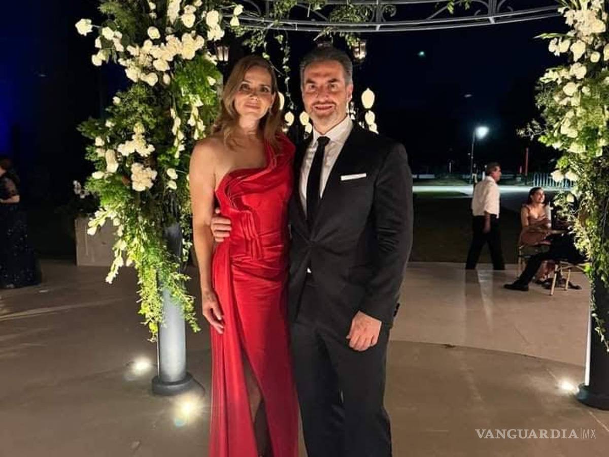 $!Adrián de la Garza y su esposa, Gabriela Oyervides González.