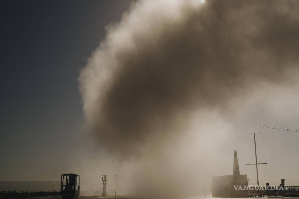 $!Una solución de agua salada se roció sobre la cubierta del Hornet durante una prueba de un sistema de iluminación de nubes, en Alameda, California.