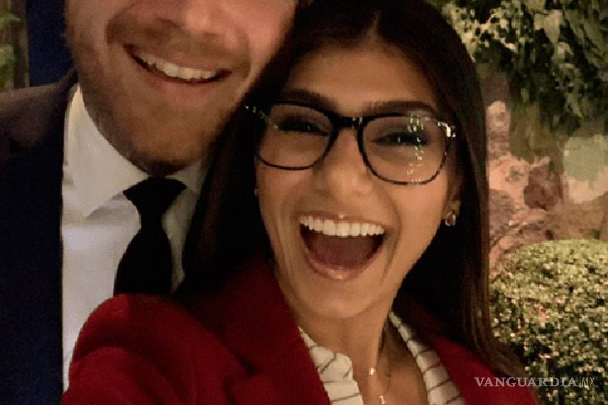 $!¡La ex porno estrella Mia Khalifa se casa!, y ya presume el anillo