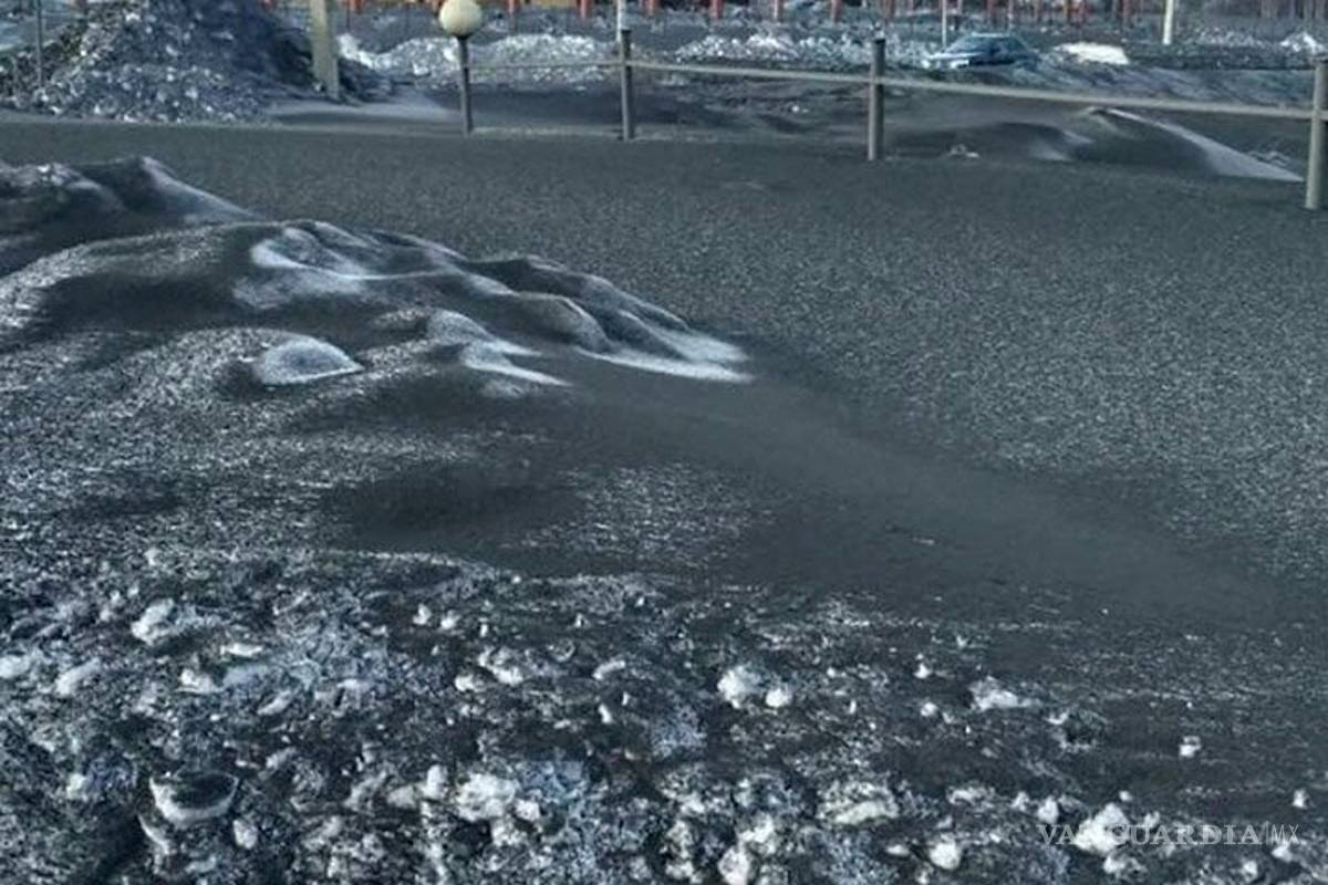 $!Cayó nieve negra y tóxica en Rusia