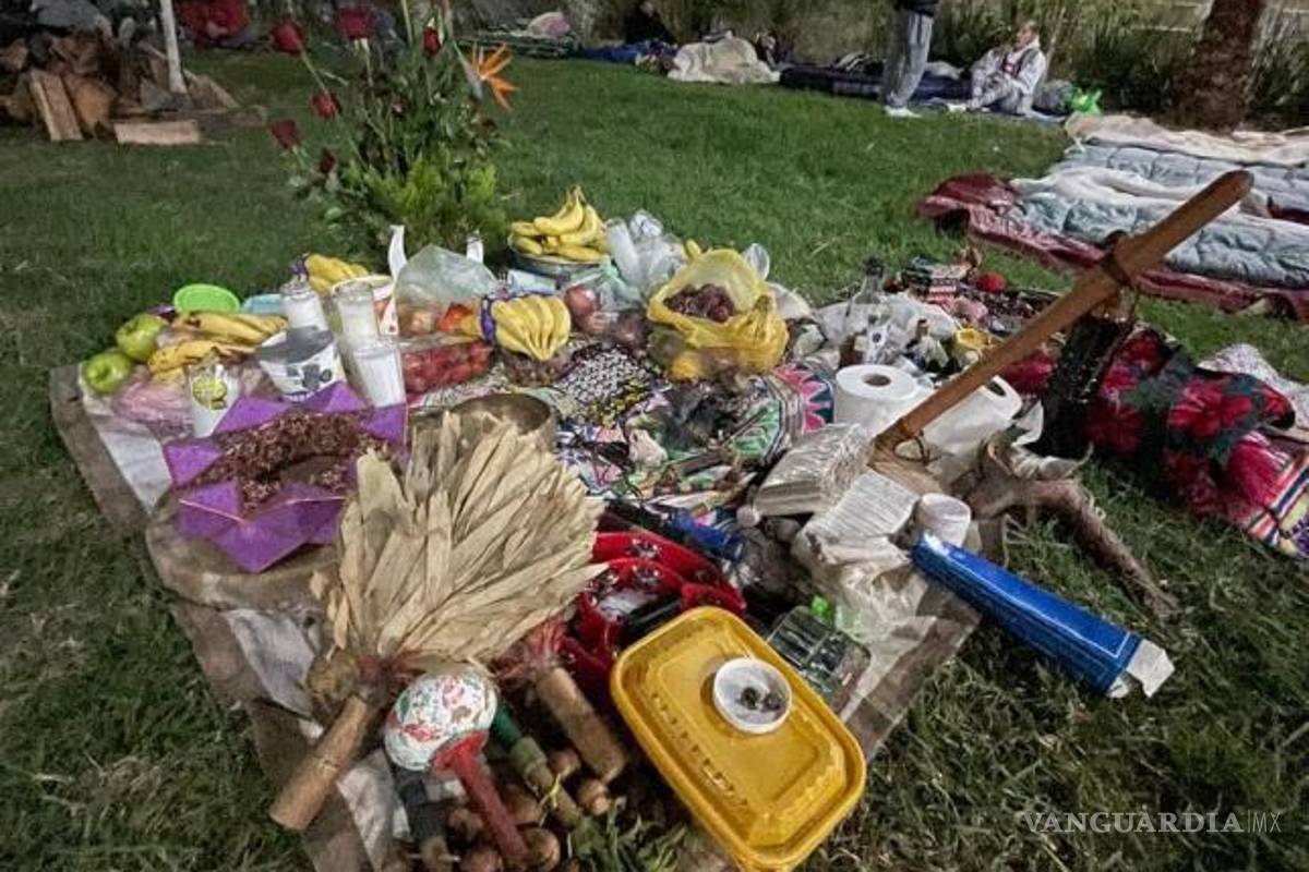 $!Las autoridades examinan los artículos encontrados en el lugar y analizan las sustancias que se consumieron.