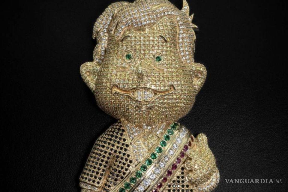¡Amlito de lujo!... joyería vende dije de oro y diamantes con la caricatura de López Obrador, en 100 mil pesos