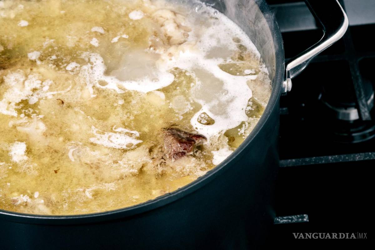 ¿El caldo de huesos realmente tiene beneficios para la salud?