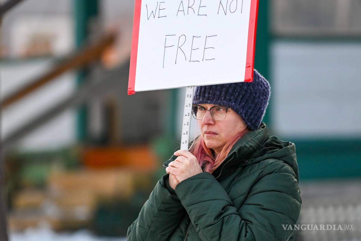 $!Miles de personas se reunieron este miércoles en la avenida donde la ciudadana estadounidense, Renee Nicole Good, falleció en Mineápolis.