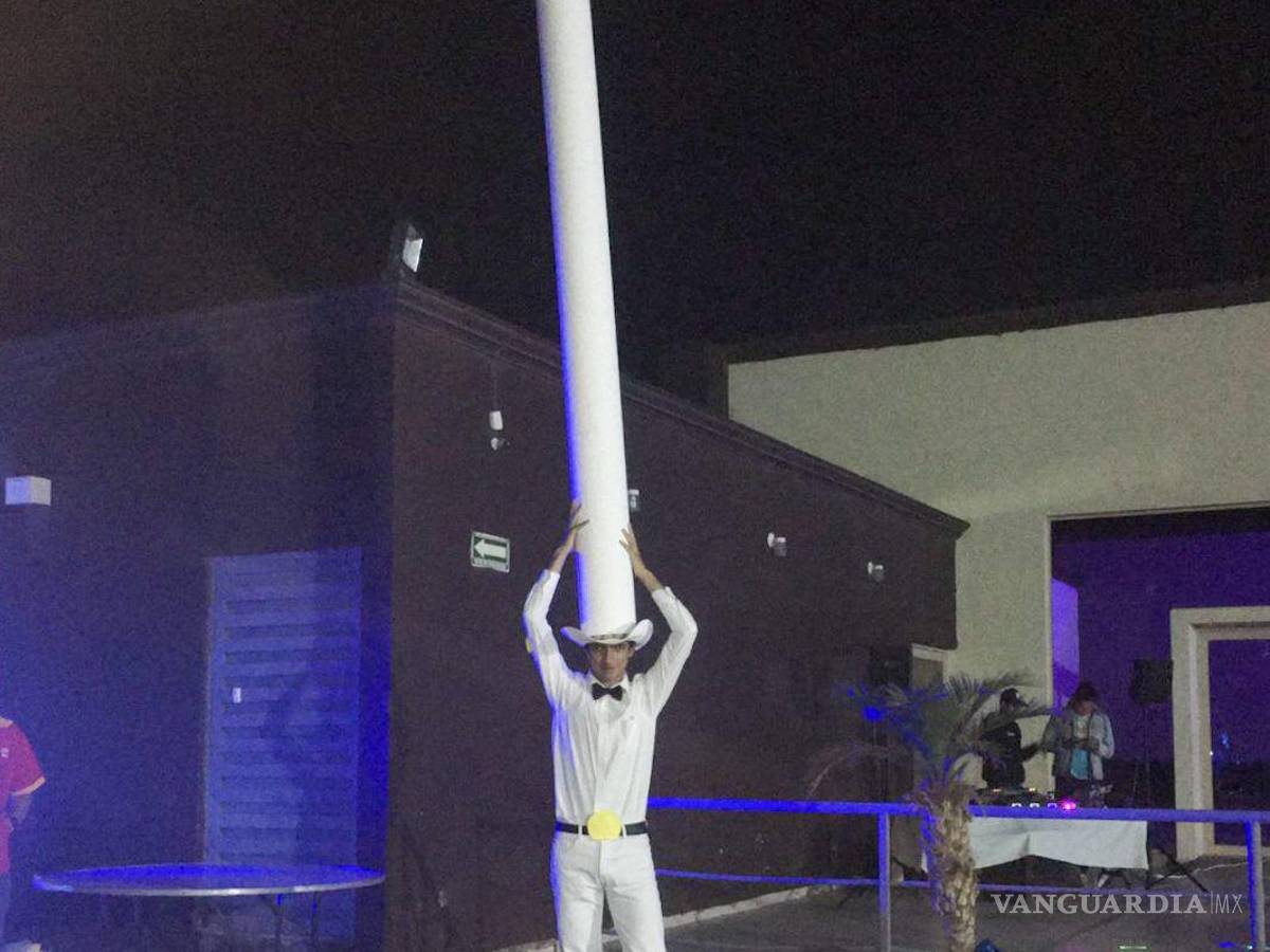 $!El sombrero usado para el disfraz medía cinco metros.