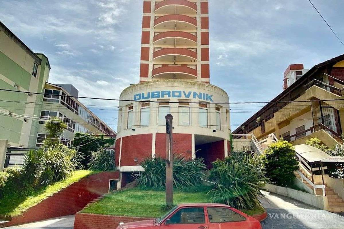 Un muerto y una decena de desaparecidos dejó el derrumbe de un hotel de 10 pisos en Argentina