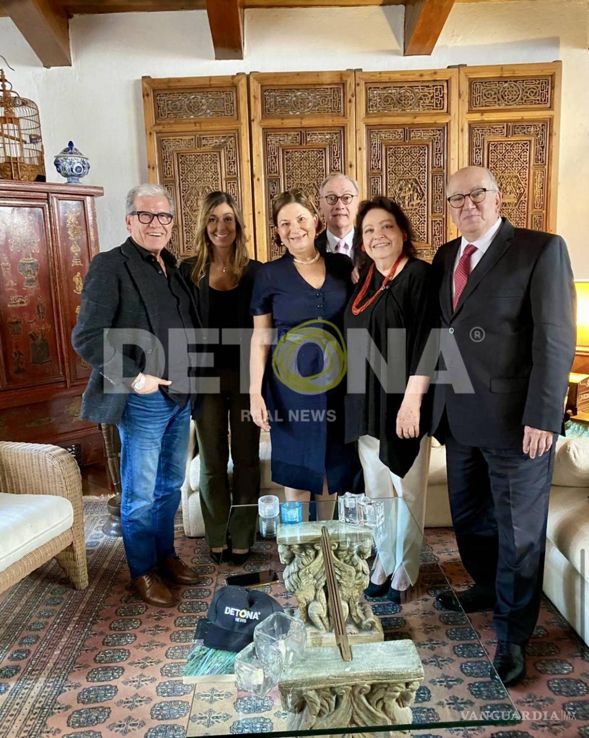 $!De derecha a izquierda: Ángel Verdugo, su esposa, Agustín Gutiérrez Canet, Martha Bárcena, Gabriela Kalifa Kaún y Plácido Garza.