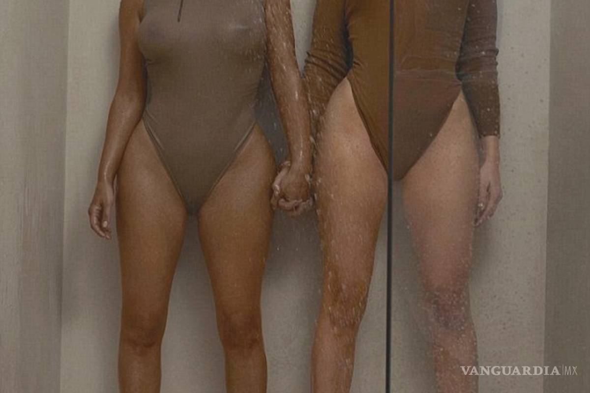 $!Kim Kardashian y su hermana Khloe presumen sus traseros en la arena