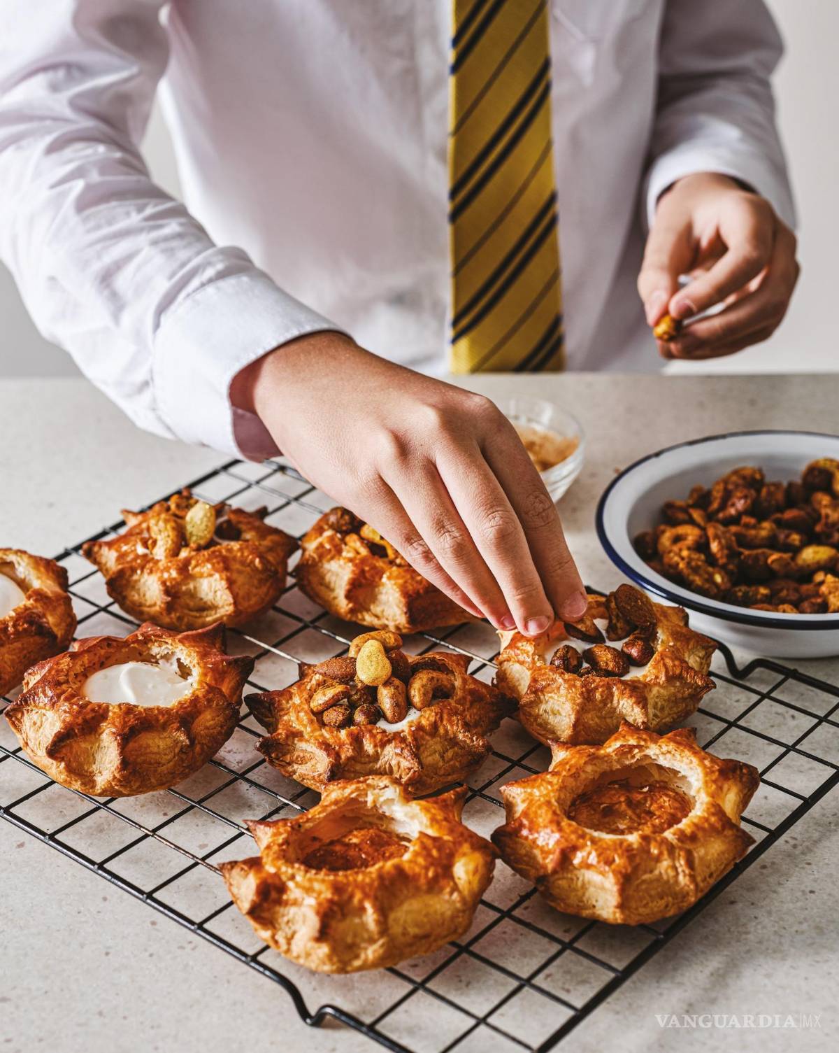 $!En la imagen cómo quedan las tartaletas con nueces de dragón. EFE/Editorial Salamandra