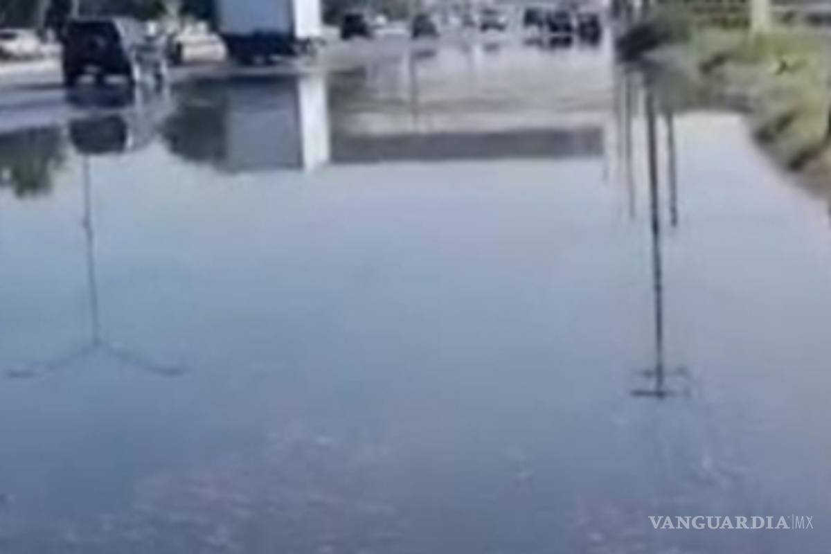 A la altura de Villa Florida se desborda canal de riego “El Coyote” en Torreón