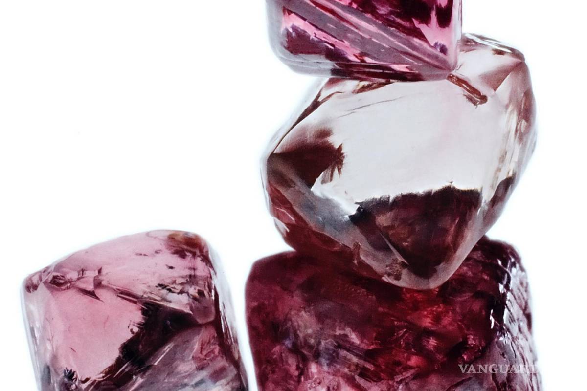 $!Los investigadores dijeron que los diamantes rosas llegaron a la superficie de la Tierra desde las profundidades del subsuelo hace unos 1,300 millones de años.