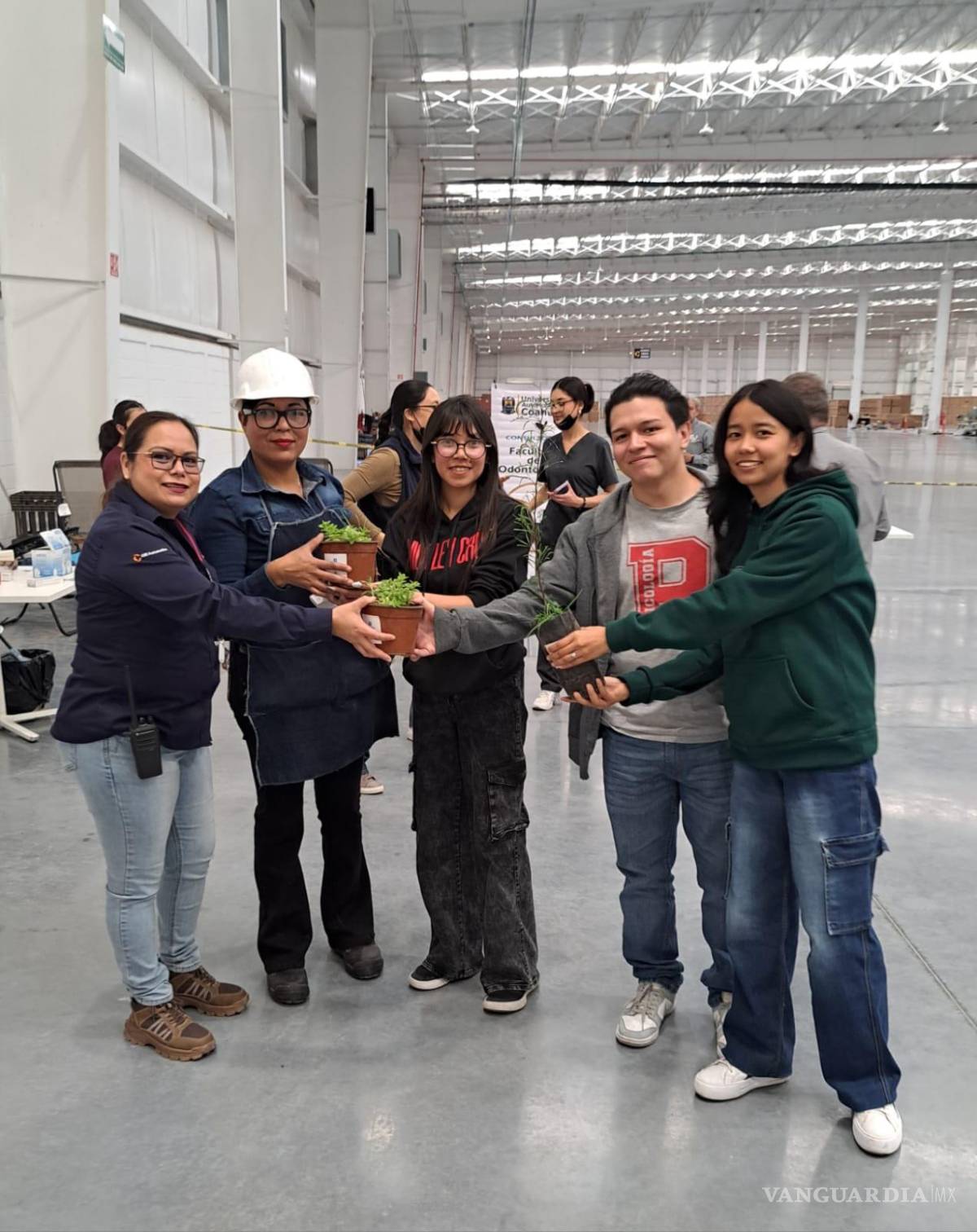 $!La Secretaría del Medio Ambiente de Coahuila, donó árboles a los trabajadores.