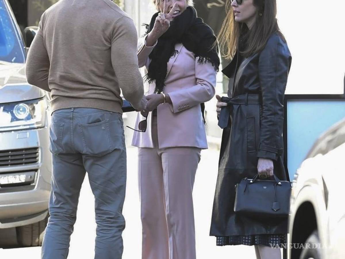 $!Enormes tacones provocan caída de Sharon Stone