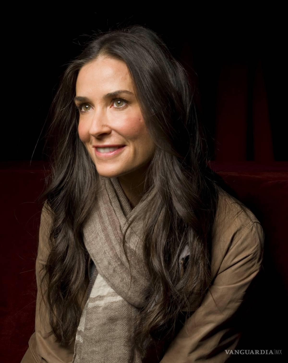 $!Demi Moore se desnuda a los 56 y es portada de Harper's Bazaar