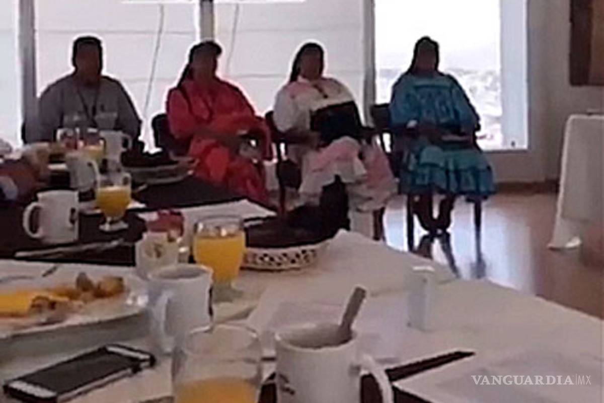 Mientras indígenas rarámuris solo miran, diputados desayunan a sus anchas