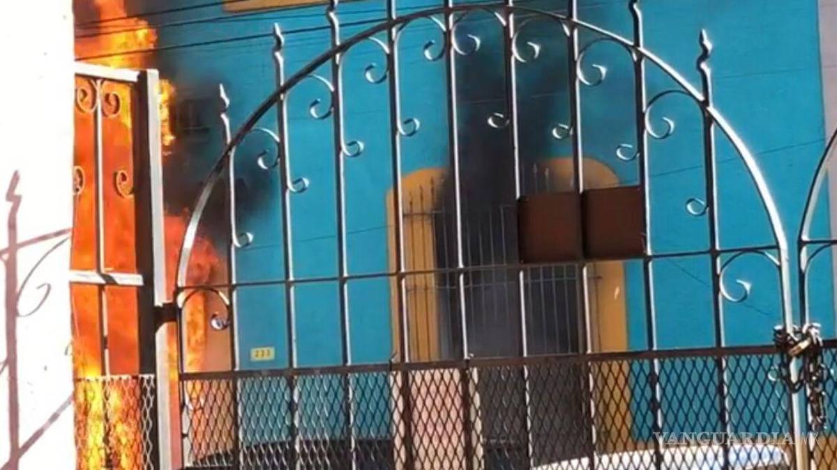Incendio arrasa con el bar ‘Patio Azul’, en el centro de Saltillo