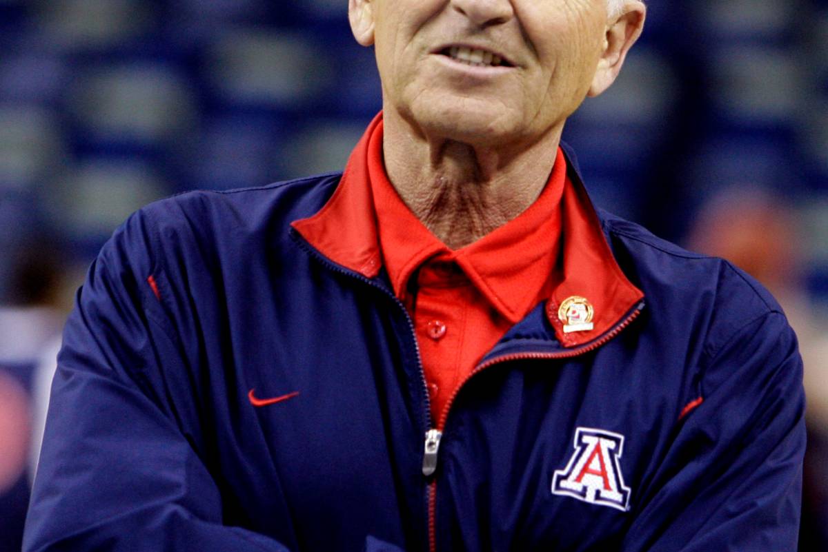 Lute Olson, legendario exentrenador y miembro del Salón de la Fama