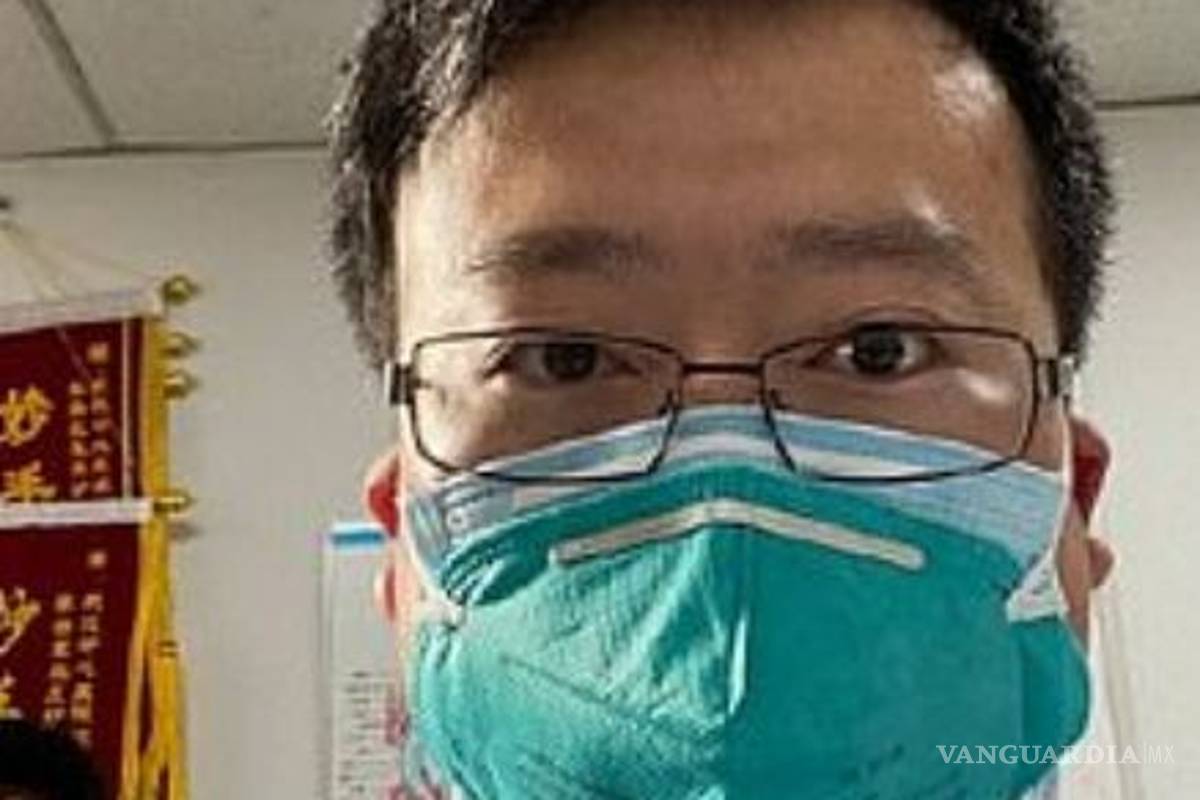 Afirma hospital chino que médico que advirtió sobre el coronavirus está vivo