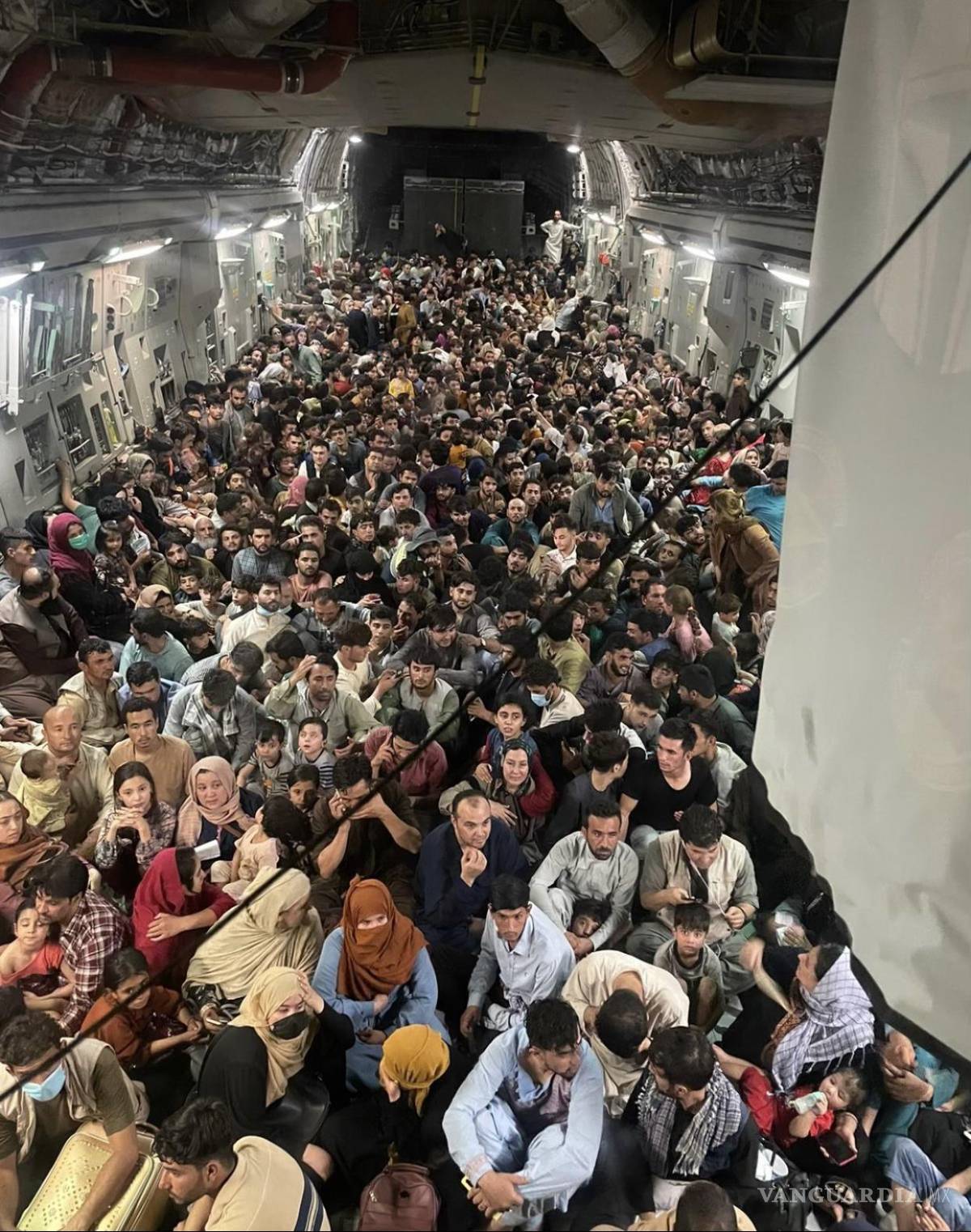 $!La foto completa sin recortar del interior de Reach 871, un C-17 de la Fuerza Aérea de los EE. UU. Voló desde Kabul a Qatar el 15 de agosto.