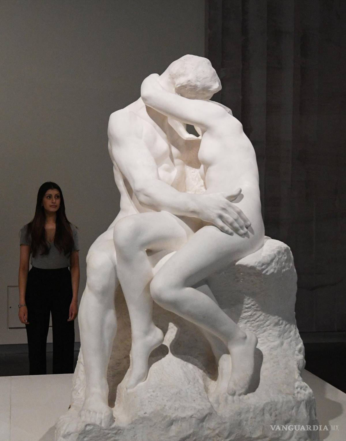 $!Vista de la escultura El beso del escultor francés Auguste Rodin. EFE/ Facundo Arrizabalaga