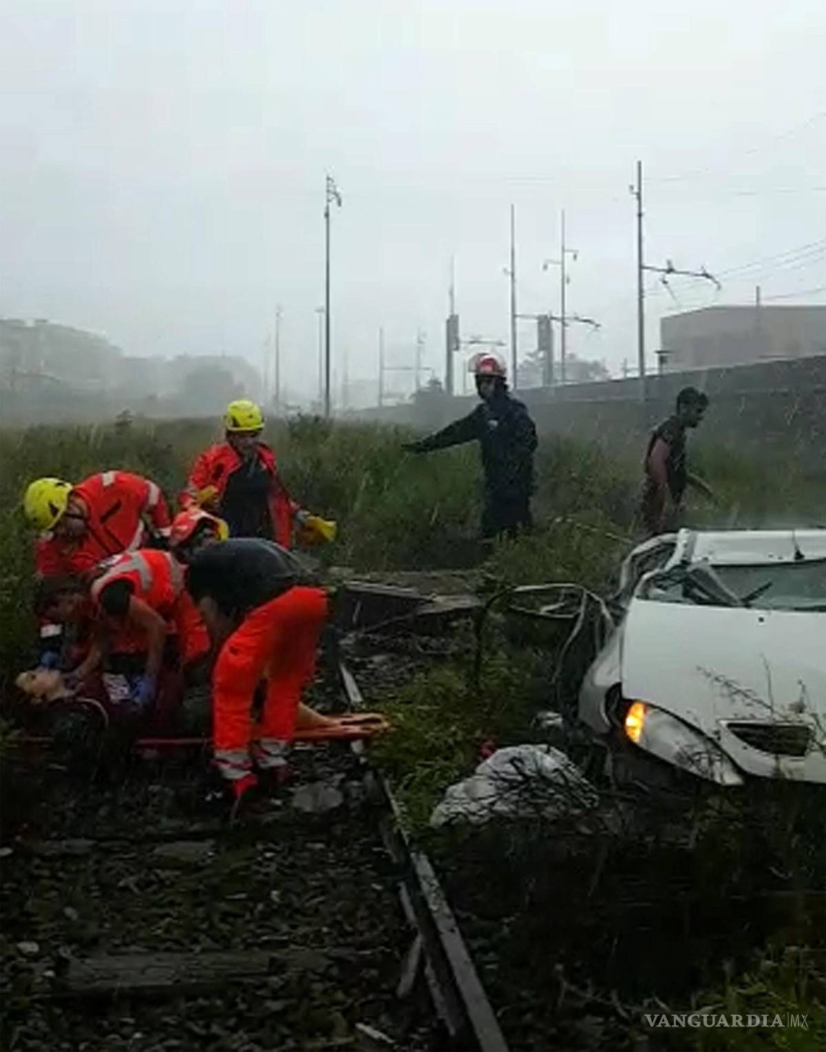 $!Se desploma un puente en Génova y varios vehículos caen al vacío (Fotogalería)
