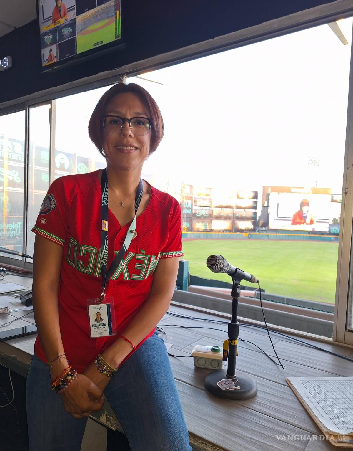 $!Como parte de su labor en la cabina, se ha vuelto la parte “seria” de las competencias, fungiendo como contraste a la voz principal masculina que anima los encuentros deportivos.