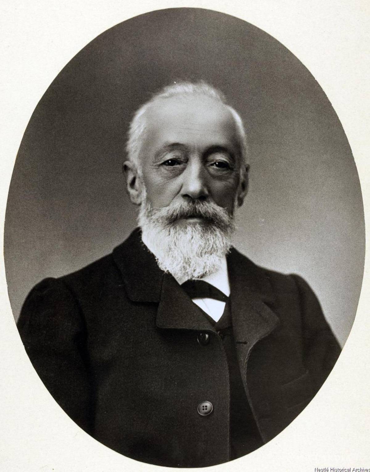 $!El chocolate con leche fue creado por el industrial suizo Daniel Peter, quien empezó sus experimentos en octubre de 1875 en su fábrica de Vevey.