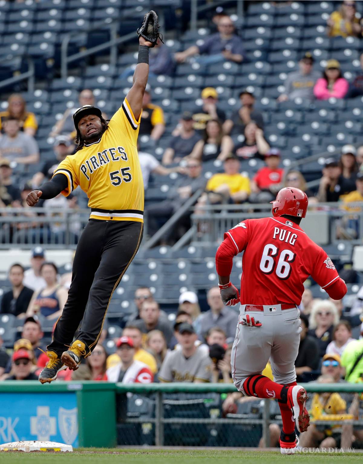 $!En pelea campal entre Piratas y Rojos, Yasiel Puig y otros cuatro peloteros más salen expulsados