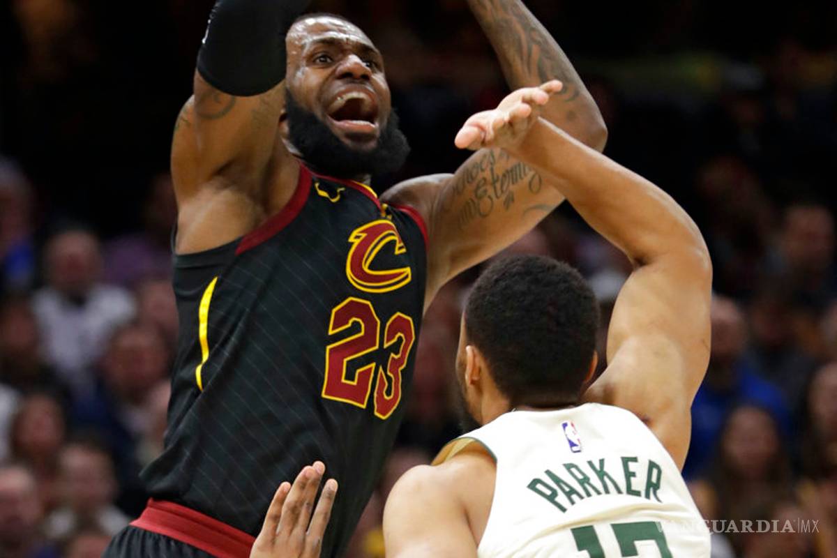 LeBron se hace cargo del equipo y anota 40 ante los Bucks