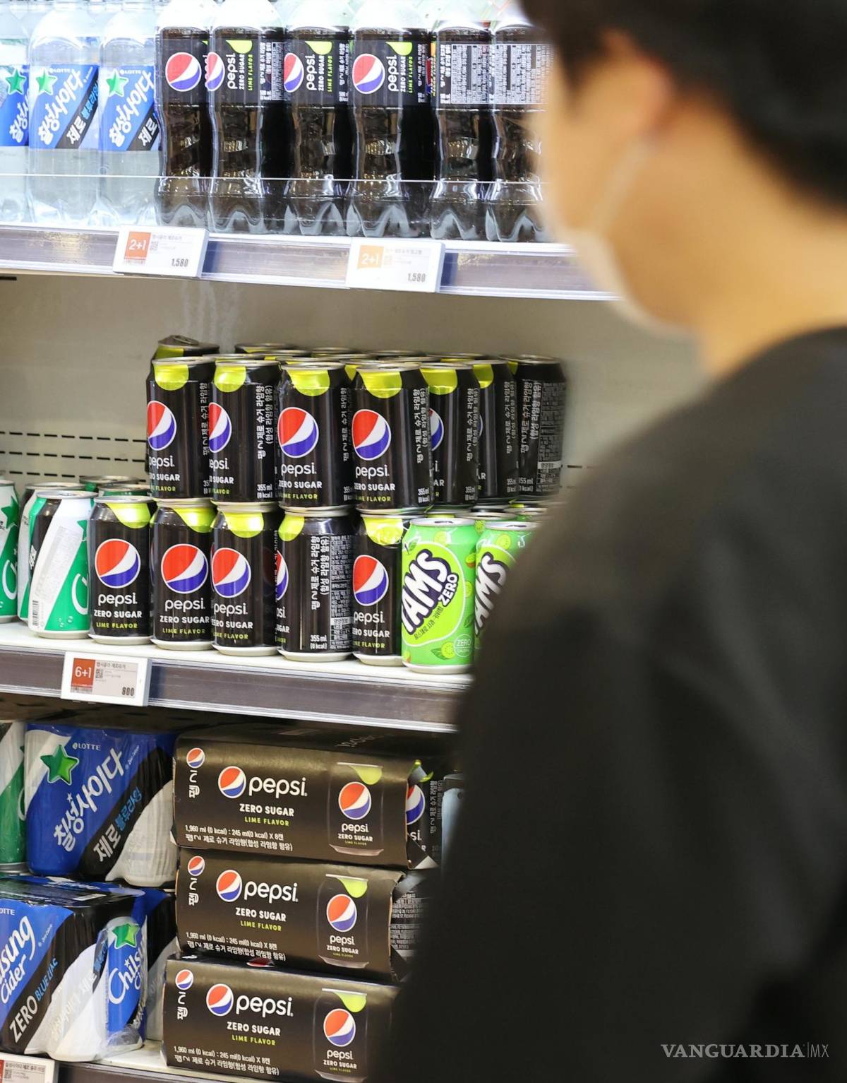 $!Un cliente mira bebidas sin calorías en una tienda minorista en Seúl, Corea del Sur, el 4 de julio de 2023.
